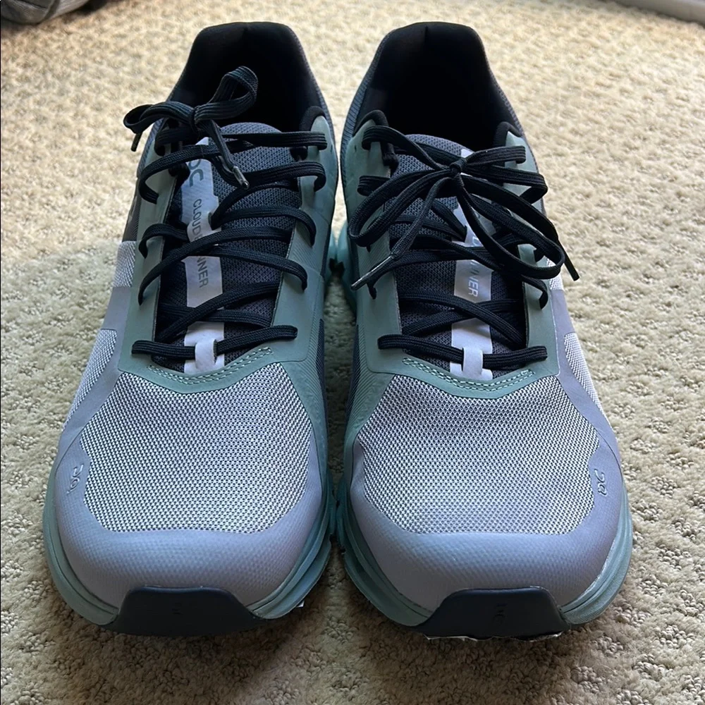 Cloud runner Like New On Running Sneakers in Gray and Black - Picture 7 of 8